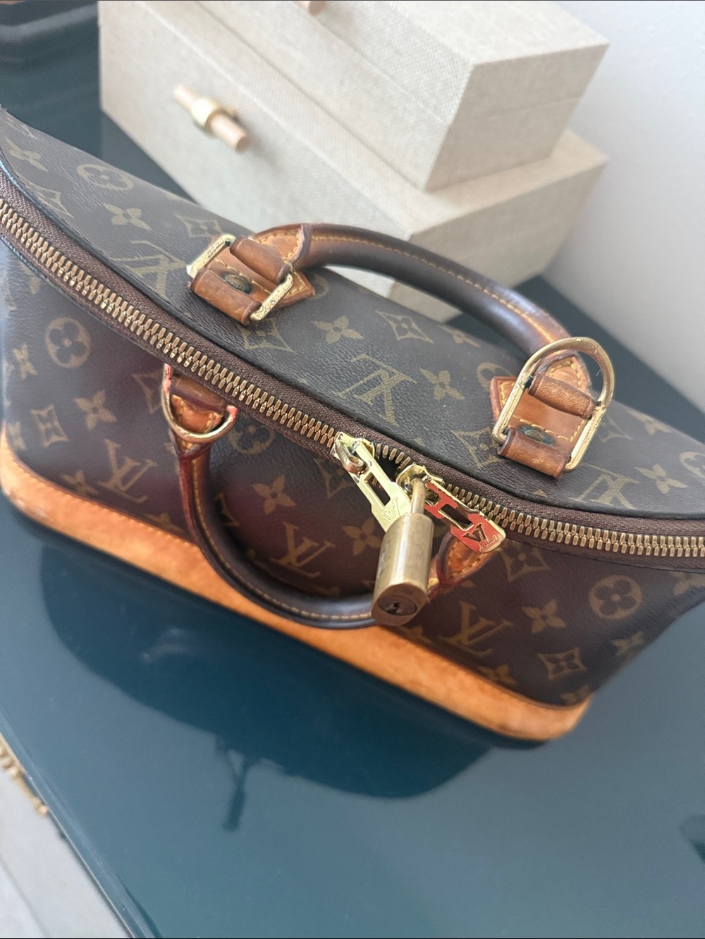 Louis Vuitton Alma MM - Picture 11 of 13